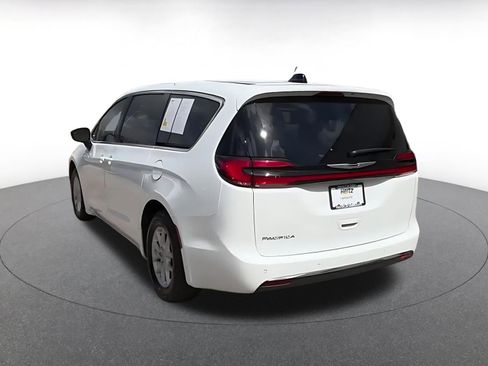 Used 2025 Chrysler Pacifica Select image 11