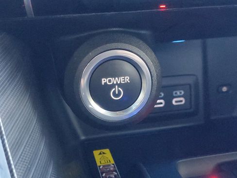 Certified 2024 Toyota Venza XLE image 31