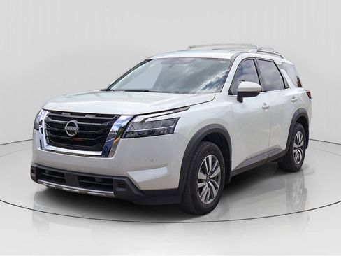 Used 2024 Nissan Pathfinder SL FWD image 3
