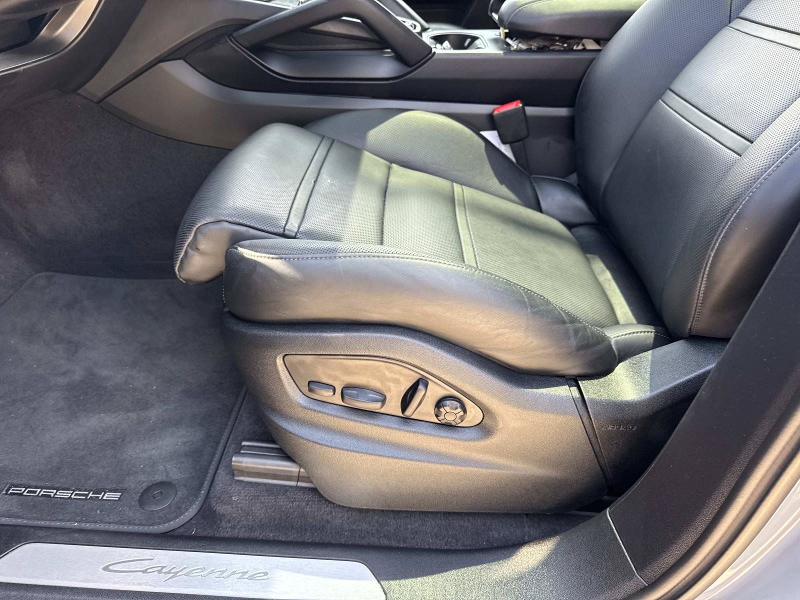 Used 2024 Porsche Cayenne AWD/4WD image 17