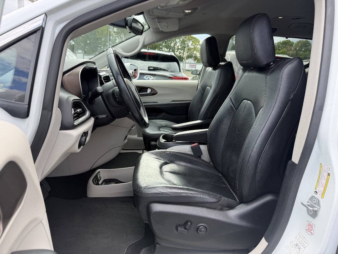 Used 2018 Chrysler Pacifica Touring-L FWD image 8