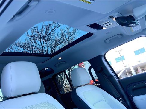 Used 2025 Land Rover Defender 110 X-Dynamic SE image 14