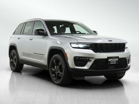 Used 2024 Jeep Grand Cherokee Limited w/ Black Appearance Package AWD/4WD image 7
