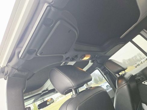 Used 2015 Jeep Wrangler Unlimited Sahara image 13