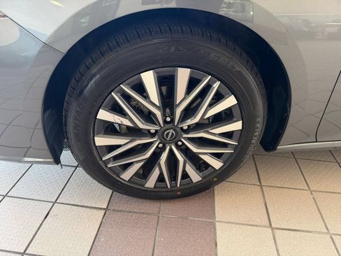 Used 2025 Nissan Altima 2.5 SV FWD image 24