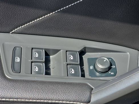Used 2022 Volkswagen Tiguan SE FWD image 37