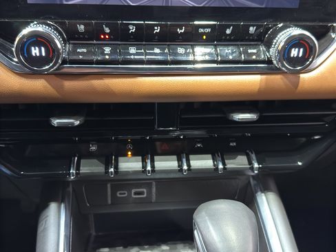 Used 2023 GMC Canyon AT4 image 31