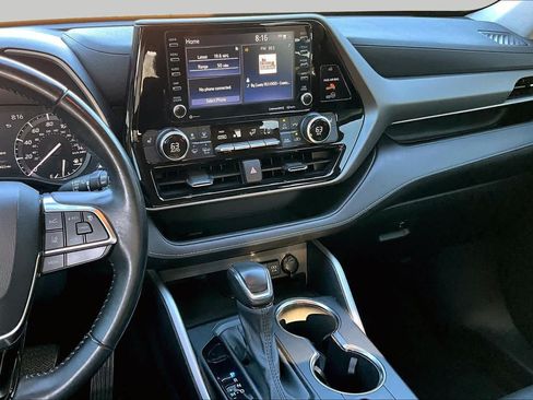 Used 2021 Toyota Highlander XLE AWD/4WD image 7