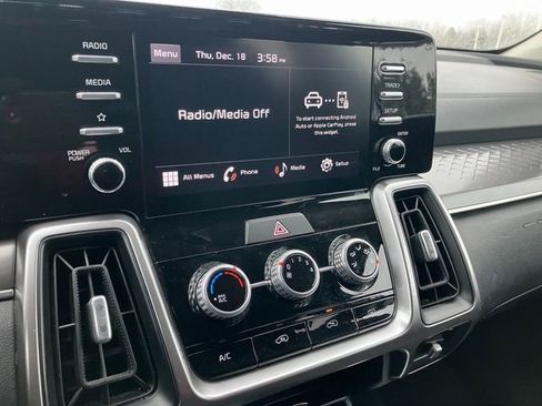 Used 2023 Kia Sorento LX image 2