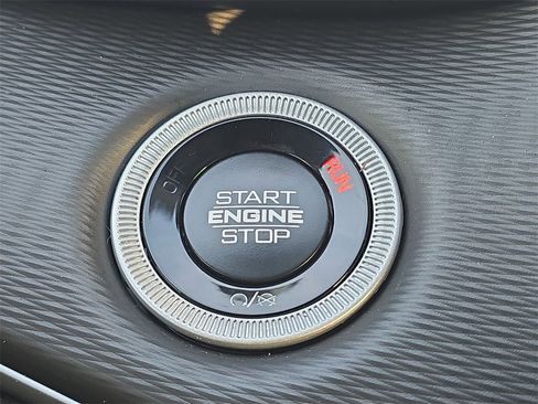 Used 2025 Jeep Grand Cherokee L Altitude image 17