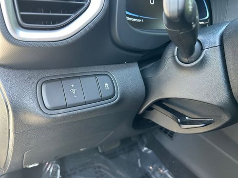 Used 2025 Hyundai Venue SEL FWD image 19