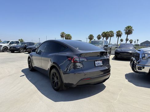 Used 2024 Tesla Model Y Long Range AWD/4WD image 2