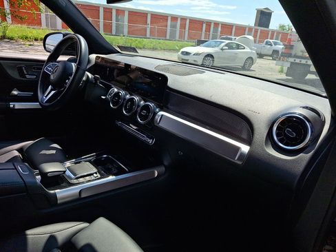Used 2023 Mercedes-Benz GLB 250 4MATIC image 10
