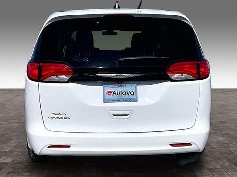 Used 2022 Chrysler Voyager LX image 5