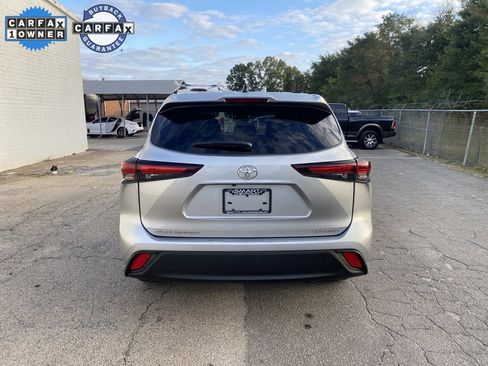 Used 2024 Toyota Highlander LE image 3