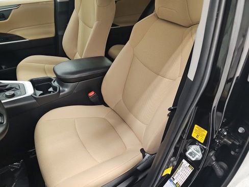 Used 2021 Toyota RAV4 LE image 15