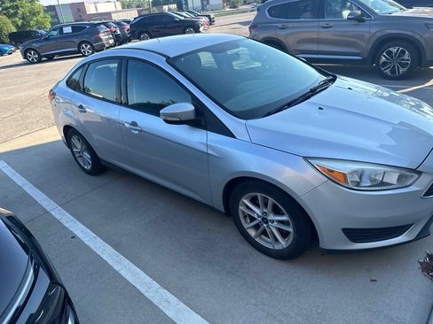 Used 2017 Ford Focus SE FWD image 5