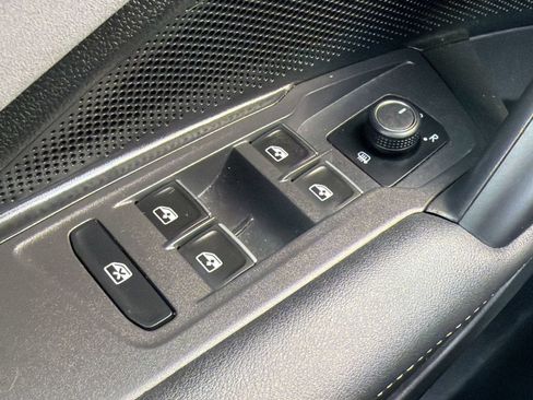 Used 2026 Volkswagen Tiguan SE FWD image 32