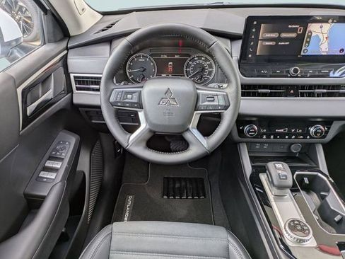 New 2026 Mitsubishi Outlander SE image 17