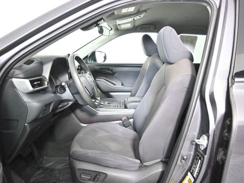 Used 2021 Toyota Highlander L image 21