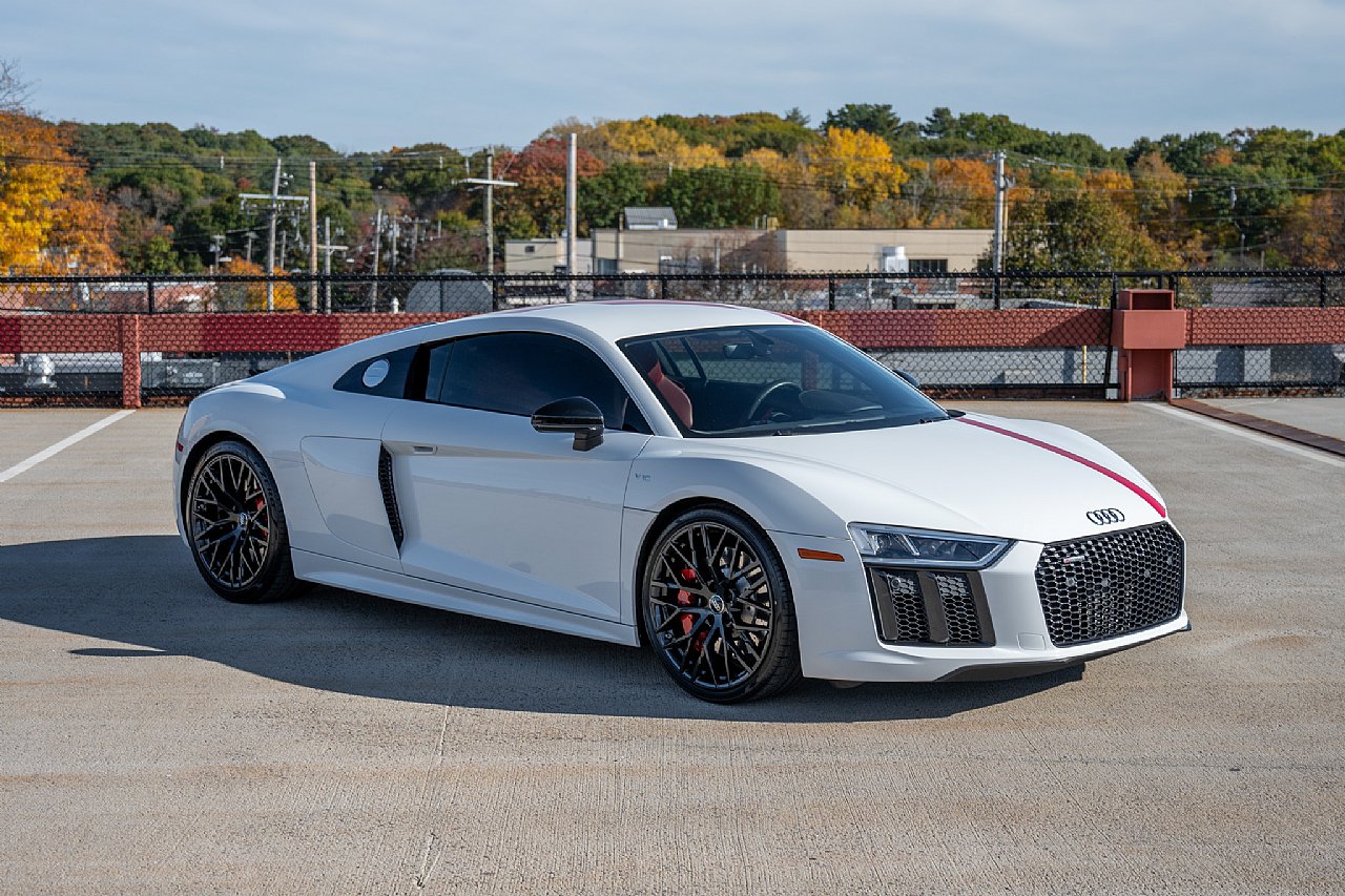 Used 2018 Audi R8 V10 w/ Premium Package RWD image 11