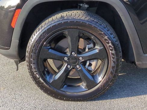 Used 2024 Jeep Grand Cherokee L Limited w/ Black Appearance Package RWD image 9