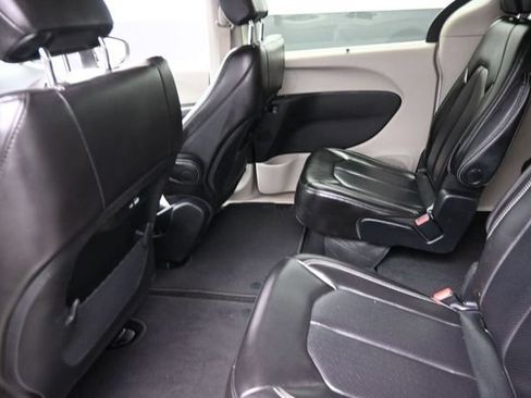 Used 2023 Chrysler Pacifica Touring-L FWD image 22