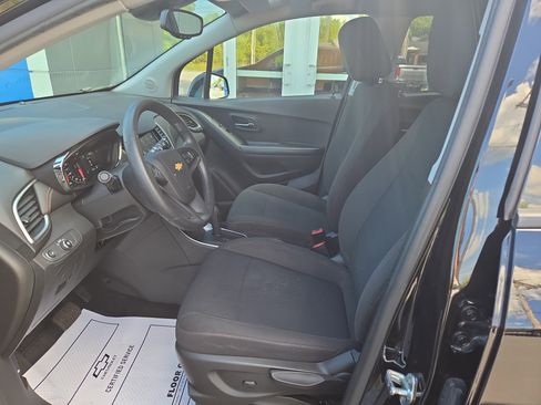 Used 2022 Chevrolet Trax LS w/ Tint and Cruise Package image 5