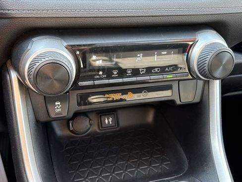 Used 2019 Toyota RAV4 LE image 18