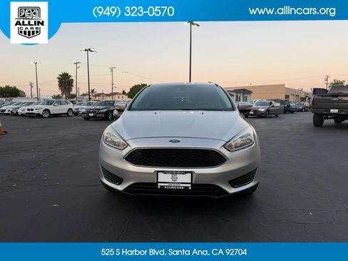 Used 2017 Ford Focus SE FWD image 2