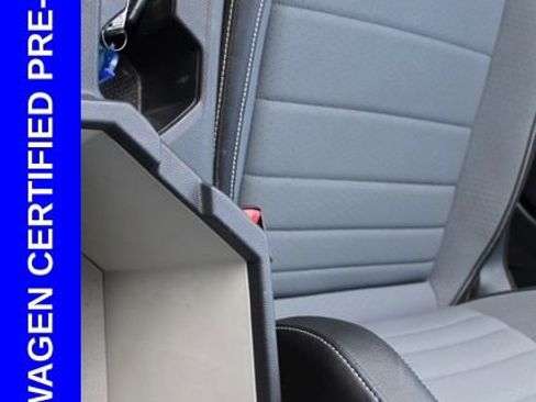 Used 2025 Volkswagen Jetta SE w/ Sunroof Package image 40