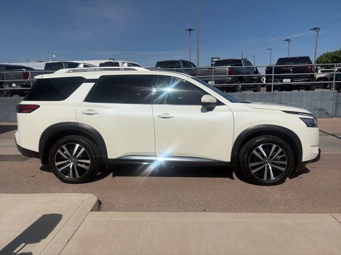 Used 2023 Nissan Pathfinder Platinum w/ Cargo Package AWD/4WD image 4