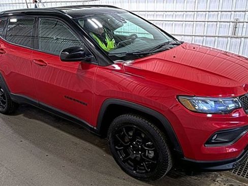 Used 2024 Jeep Compass Latitude w/ Convenience Group AWD/4WD image 5