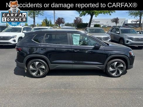 Used 2025 Volkswagen Taos SE AWD/4WD image 4