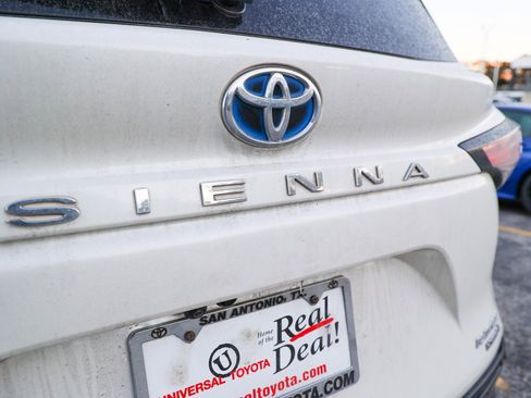 Used 2021 Toyota Sienna Platinum image 10