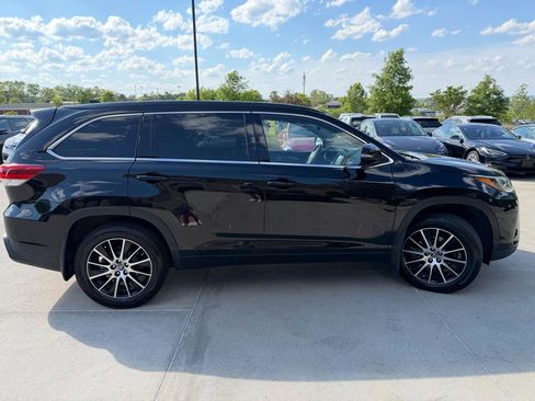 Used 2017 Toyota Highlander XLE AWD/4WD image 4