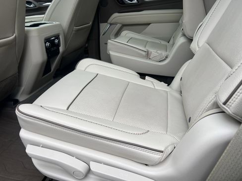 Used 2021 GMC Yukon Denali w/ Denali Premium Package image 32