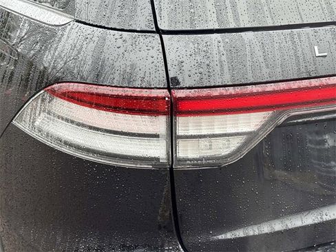 Certified 2025 Lincoln Aviator AWD image 11