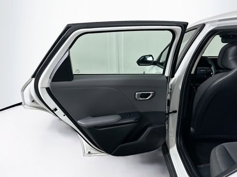 Used 2025 Kia K4 LXS image 25