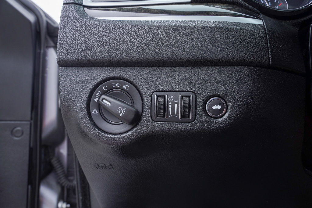 Used 2014 Chrysler 300 C AWD/4WD image 10