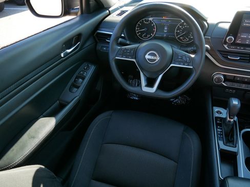 Used 2024 Nissan Altima 2.5 SV image 14