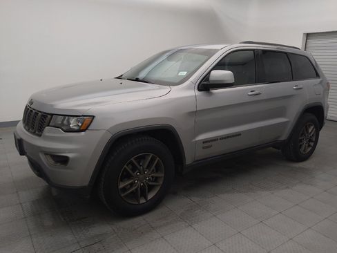 Used 2016 Jeep Grand Cherokee Laredo 75th Anniversary image 2