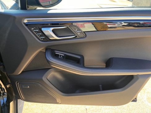 Used 2020 Porsche Macan Base AWD 4dr SUV image 23