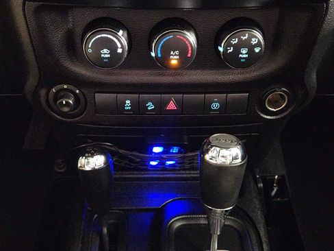 Used 2018 Jeep Wrangler Unlimited Rubicon w/ Connectivity Group AWD/4WD image 17