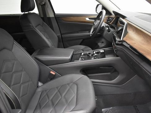 Used 2024 Volkswagen Atlas SE image 21