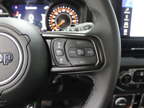 Used 2025 Jeep Wrangler Unlimited Rubicon image 10