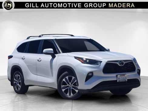 Used 2024 Toyota Highlander XLE AWD/4WD image 1