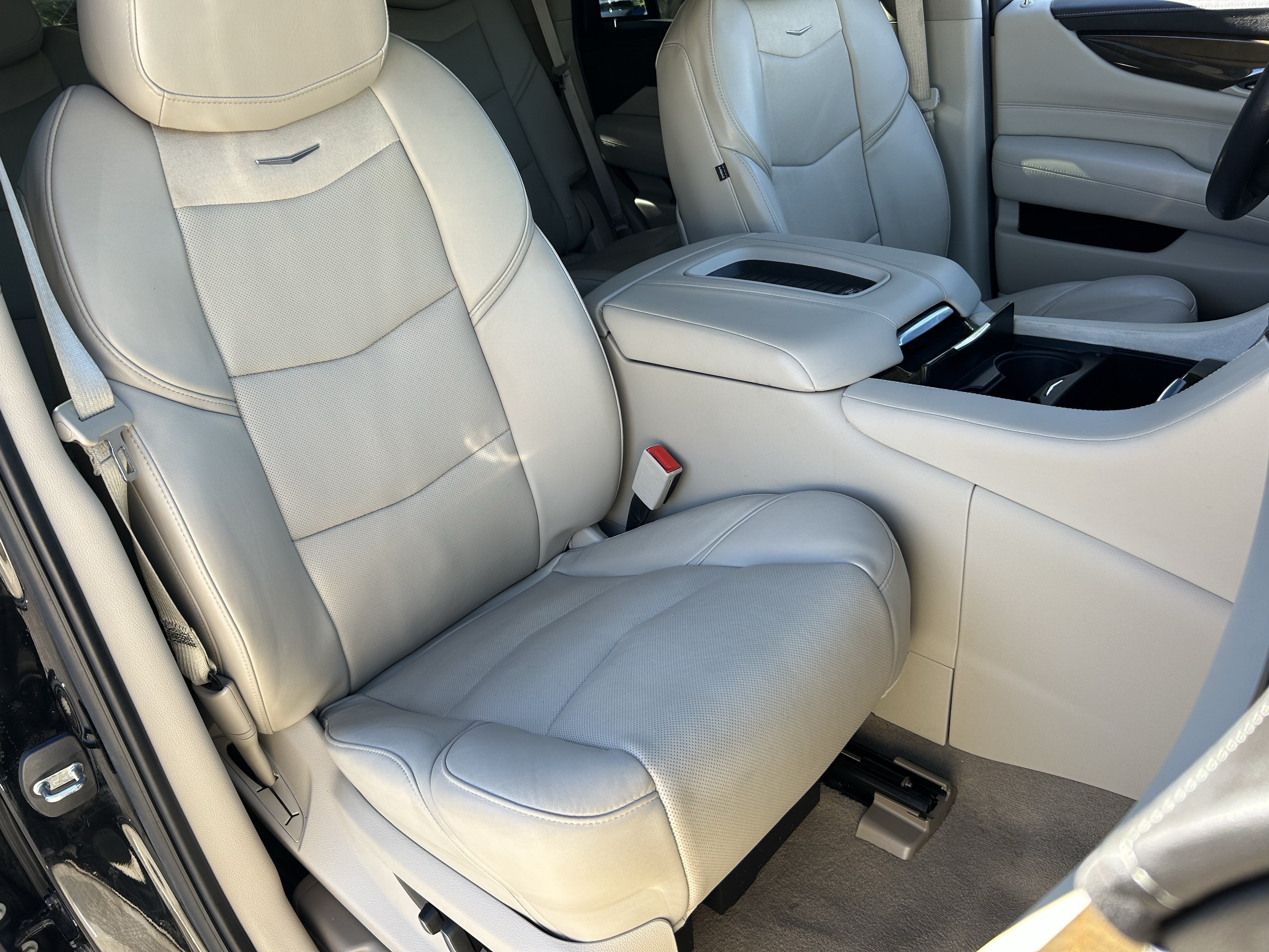 Used 2020 Cadillac Escalade Luxury w/ LPO, Radiant Package AWD/4WD image 8