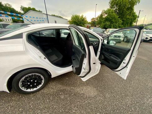 Used 2020 Nissan Versa S FWD image 11
