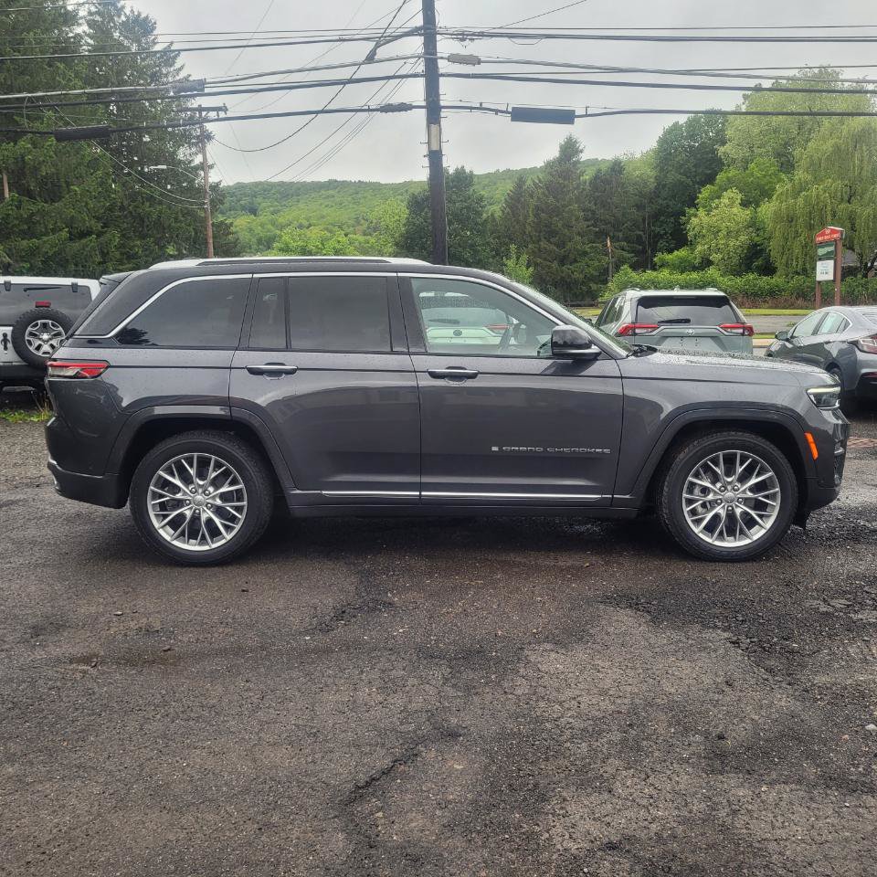 Used 2022 Jeep Grand Cherokee Summit w/ Adv Protech Group IV AWD/4WD image 9
